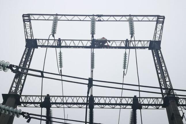 綜合型智能超聲波驅(qū)鳥器 為保護變電站驅(qū)鳥提供有力支持 綜合型智能超聲波驅(qū)鳥器 為保護變電站驅(qū)鳥提供有力支持